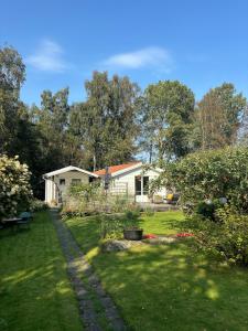 Zahrada ubytování Lillebo - Idyllisk stuga med närhet till hav och stad