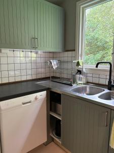 Kuchyň nebo kuchyňský kout v ubytování Lillebo - Idyllisk stuga med närhet till hav och stad