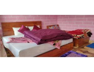 Uma cama ou camas num quarto em Atharva cottage, Joshimath