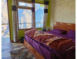 um quarto com duas camas e uma janela grande em Atharva cottage, Joshimath em Jyotirmath