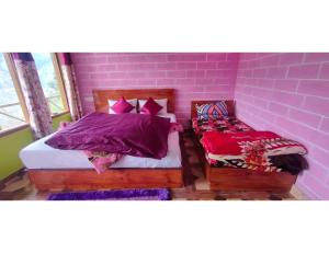 Uma cama ou camas num quarto em Atharva cottage, Joshimath