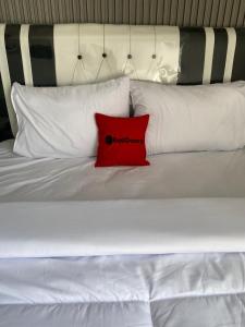 Ein Bett oder Betten in einem Zimmer der Unterkunft RedDoorz Syariah At Jl Pangeran Hidayatullah Cianjur