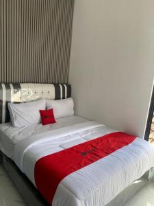 Ein Bett oder Betten in einem Zimmer der Unterkunft RedDoorz Syariah At Jl Pangeran Hidayatullah Cianjur