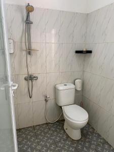 Ein Badezimmer in der Unterkunft RedDoorz Syariah At Jl Pangeran Hidayatullah Cianjur