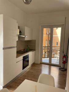 una cucina bianca con vista su un balcone di Tarantè a Napoli