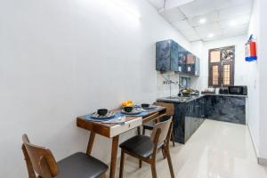 Kuchyň nebo kuchyňský kout v ubytování Homlee-Vintage 2BHK-NDLS-Lift-Bharat Mandapam