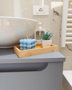 a wooden tray with blue candles on a bathroom counter at A'mare in Giovinazzo