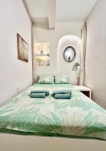 Posteľ alebo postele v izbe v ubytovaní SERENITY yard apartment