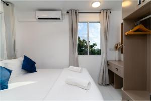 ウクラズにあるPearls Apartmentsのベッド2台と窓のある寝室