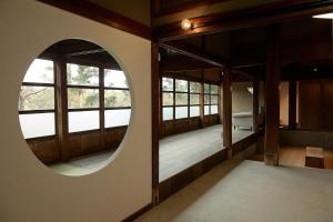 Ein Bett oder Betten in einem Zimmer der Unterkunft kitan UOZU Old Traditional Japanese House