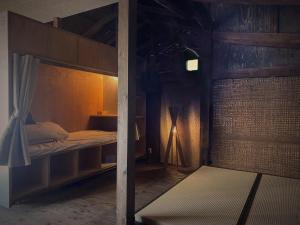 Ein Bett oder Betten in einem Zimmer der Unterkunft kitan UOZU Old Traditional Japanese House