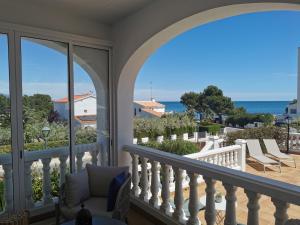 un balcone con vista sull'oceano di Zen del Mar a L'Ampolla