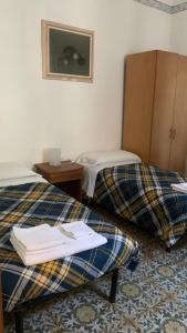 Ένα ή περισσότερα κρεβάτια σε δωμάτιο στο Albergo Pensione Ardenza SELF CHECK-IN