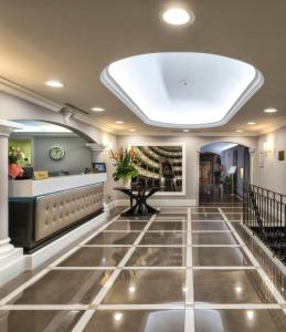 帕爾馬的住宿－新浪瑪麗亞路吉亞酒店，走廊设有瓷砖地板和天窗