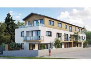człowiek stojący przed budynkiem w obiekcie Apartment SCHLADMING - Neualm center w Schladming