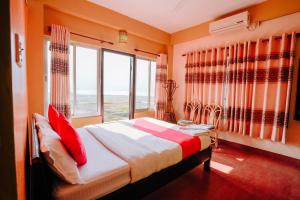 Llit o llits en una habitació de Hotel August International