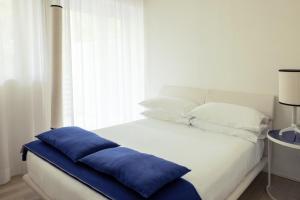 Postel nebo postele na pokoji v ubytování Versilia Lido | UNA Esperienze