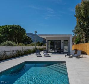 Bazén v ubytování MERCURY VILLA - Minimal Luxury with Private Pool nebo v jeho okolí