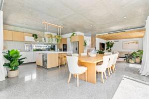 Η κουζίνα ή μικρή κουζίνα στο Solana - 5 Bedroom Luxury Beachside Escape in East Ballina
