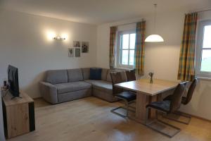 A seating area at Ferienwohnung Hausleitner Még 10 kép