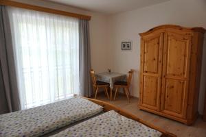 A bed or beds in a room at Ferienwohnung Hausleitner