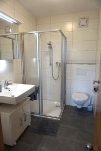 A bathroom at Ferienwohnung Hausleitner