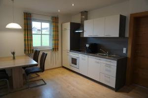 A kitchen or kitchenette at Ferienwohnung Hausleitner