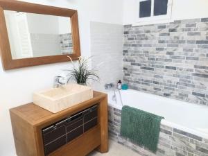 a bathroom with a sink and a bath tub at Charmant appartement au cœur du village de Fayence in Fayence