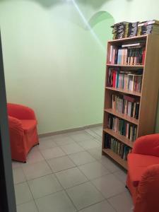 una habitación con una estantería llena de libros en I Colori dell'Arcobaleno, en Santo Stefano di Camastra