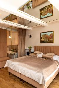 Posteľ alebo postele v izbe v ubytovaní Apartamenty Molus na Rynku Staromiejskim