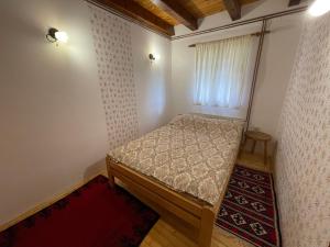 Postel nebo postele na pokoji v ubytování Konak Mandica avlija