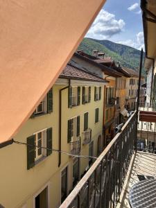una vista de una ciudad desde un balcón en Casa Maria, en Cannobio