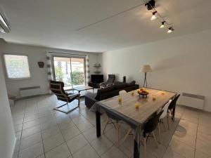 Lyo pavillon في فالراس بلاج: غرفة معيشة بها طاولة وأريكة