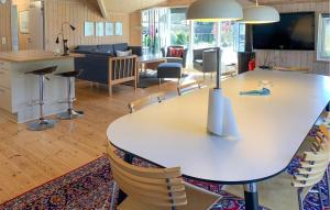 ein Wohnzimmer mit einem großen weißen Tisch und Stühlen in der Unterkunft Three-Bedroom Holiday Home In Ebeltoft in Ebeltoft