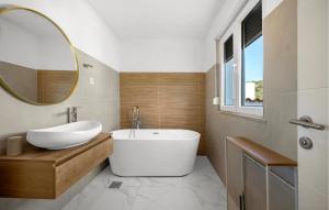 Bilik mandi di Lovely Apartment In Jezera
