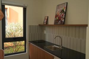 una cucina con un lavandino e una finestra di NUBA Homestay and Coffee Buôn Ma Thuột a Buôn Ma Thuột Altre 79 foto
