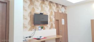 TV a/nebo společenská místnost v ubytování Sree Nandhanam apartment's