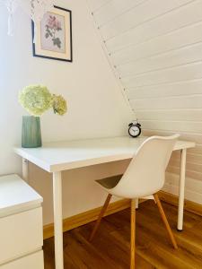 a white desk and a white chair in a room at Tajemnicza Kraina in Wetlina