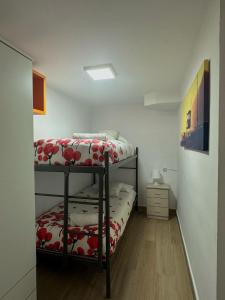 Łóżko lub łóżka w pokoju w obiekcie Apartamento Barbacoa, Piscina y playa