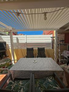 Balkon lub taras w obiekcie Apartamento Barbacoa, Piscina y playa