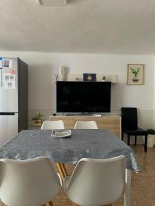 Telewizja i/lub zestaw kina domowego w obiekcie Apartamento Barbacoa, Piscina y playa