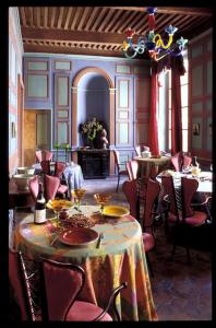comedor con mesa y sillas en Demeure de Digoine "Chambre d'Hotes", en Bourg-Saint-Andéol