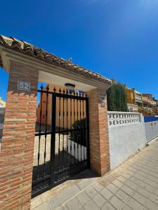 brama do budynku z cegły w obiekcie Apartamento Barbacoa, Piscina y playa w mieście Puebla de Farnals