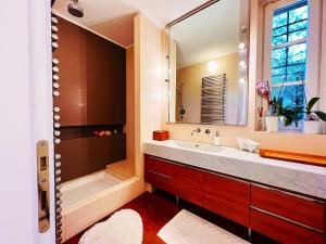 bagno con grande lavandino e doccia di Exclusive Villa with Private Swimming Pool a Nicola Altre 22 foto
