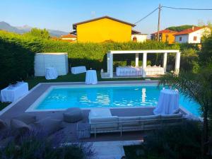 una piscina con tavolo e sedie in un cortile di Exclusive Villa with Private Swimming Pool a Nicola