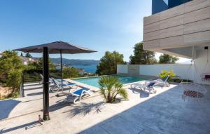 Bassein majutusasutuses Villa Mara in Komarna by Villas Guide või selle lähedal