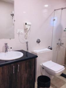 Koupelna v ubytování Hotel Gharana Tree + 52 fotografií