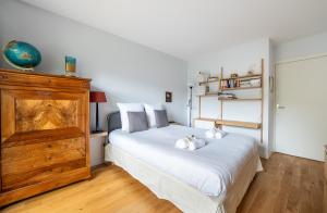 A bed or beds in a room at Garden in Paris l Eiffel Tower 20 min by metro