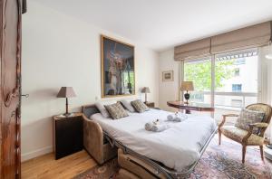 A bed or beds in a room at Garden in Paris l Eiffel Tower 20 min by metro