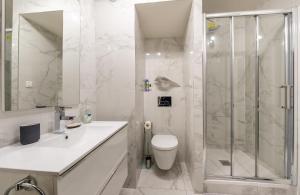 A bathroom at Garden in Paris l Eiffel Tower 20 min by metro
